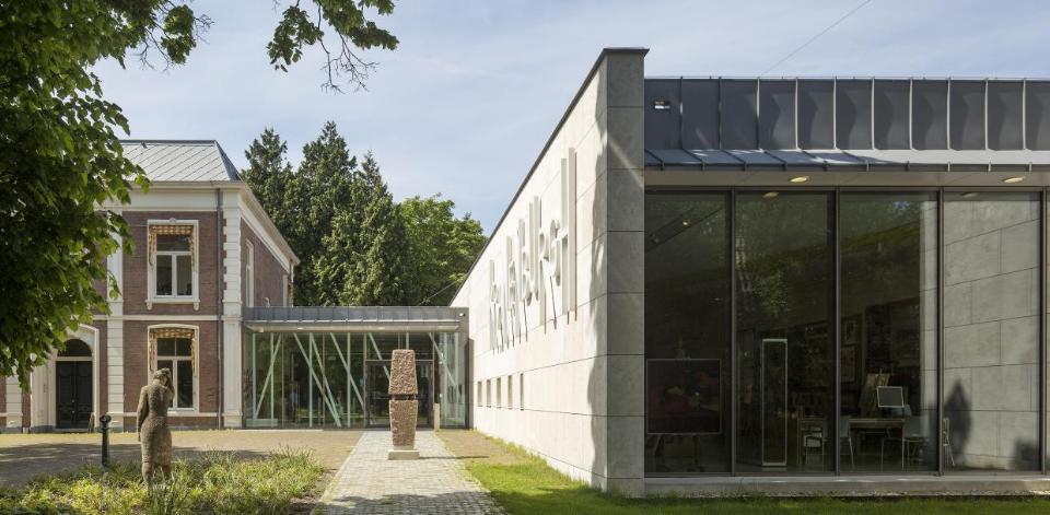 Vooraanzicht van museum kranenburgh met blauwe lucht